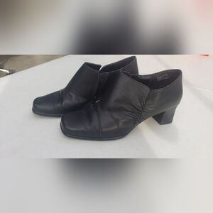 High heeled zip boots